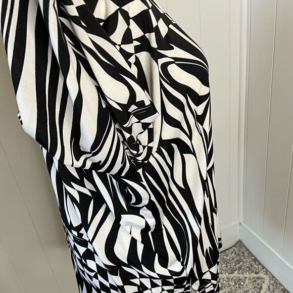A Touch of Class Clothing Women S/M Tunic Top Black White Abstract Print Stretch - Picture 5 of 11